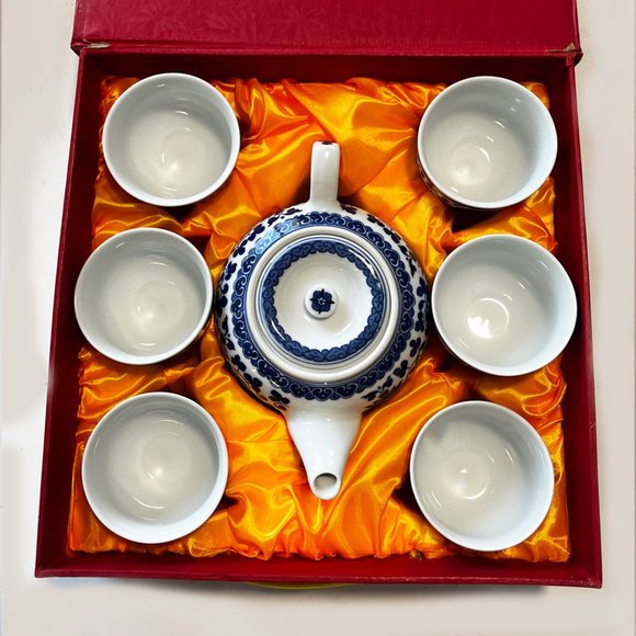 Vintage Chinese Teapot/Six Teacups in Display Case, Blue & White, REDUCED! - Picture 2 of 11